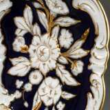 Meissen Prunkteller "Blume" mit Reliefrand in kobaltblau-gold, Modelnr.: Z98, Dekornr.: 101098, Malernr.: 138, Bossiernr.: 79, Jahreszeichen 1977, Ø 30cm - photo 6