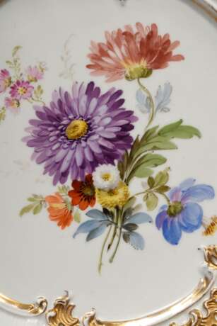 Meissen Prunkteller "Blumen" und "Streublumen" in plastischen Rocaille Kartuschen, um 1900, Ø 29,5cm, Vergoldung berieben - Foto 5