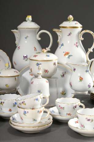 28 Teile Meissen Kaffeeservice „Streublümchen“ mit Goldrand, überwiegend um 1900 und Pfeifferzeit (1924-1934): 10 Kaffeetassen/UT (H. 7cm, 2 UT bestoßen), 11 Kuchenteller (Ø 17,5cm, 2-4 Schleifstriche), 2 diverse Kaffeekannen (H. 25,5cm, 1x m… - photo 1