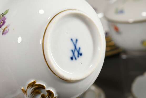 28 Teile Meissen Kaffeeservice „Streublümchen“ mit Goldrand, überwiegend um 1900 und Pfeifferzeit (1924-1934): 10 Kaffeetassen/UT (H. 7cm, 2 UT bestoßen), 11 Kuchenteller (Ø 17,5cm, 2-4 Schleifstriche), 2 diverse Kaffeekannen (H. 25,5cm, 1x m… - Foto 3