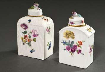 2 Diverse Meissen Teedosen mit polychromer Blumenmalerei und Reliefdekor, 18.Jh., H. 13,5/12,5cm, berieben, bestoßen, Brandriss