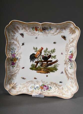 Eckige Meissen Schale mit polychromer Malerei „Federvieh und Insekten“ auf vergoldetem Rocaille Relief, 18./19.Jh., Modellnr.: No 3, Bossiernr.: 13, 25x25cm, berieben, herstellungsbedingte Glasurdefekte - фото 1