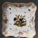 Eckige Meissen Schale mit polychromer Malerei „Federvieh und Insekten“ auf vergoldetem Rocaille Relief, 18./19.Jh., Modellnr.: No 3, Bossiernr.: 13, 25x25cm, berieben, herstellungsbedingte Glasurdefekte - фото 1