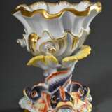 Meissen Saliere aus dem Schwanenservice mit muschelförmiger Schale auf drei plastischen „Delphinen“, polychrom und gold staffiert, 20.Jh., Modelnr.. 80544, Bossiernr.: 104, Jahreszeichen: 1985, Malernr.: 82, H. 11,2cm - фото 1