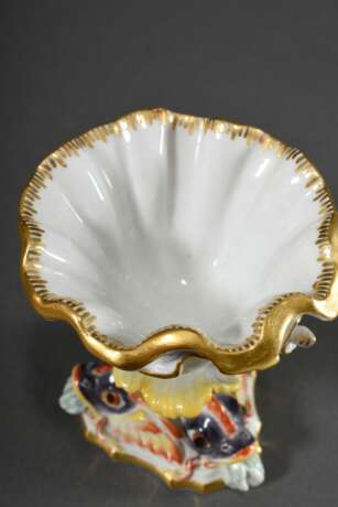 Meissen Saliere aus dem Schwanenservice mit muschelförmiger Schale auf drei plastischen „Delphinen“, polychrom und gold staffiert, 20.Jh., Modelnr.. 80544, Bossiernr.: 104, Jahreszeichen: 1985, Malernr.: 82, H. 11,2cm - фото 3