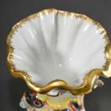 Meissen Saliere aus dem Schwanenservice mit muschelförmiger Schale auf drei plastischen „Delphinen“, polychrom und gold staffiert, 20.Jh., Modelnr.. 80544, Bossiernr.: 104, Jahreszeichen: 1985, Malernr.: 82, H. 11,2cm - фото 3