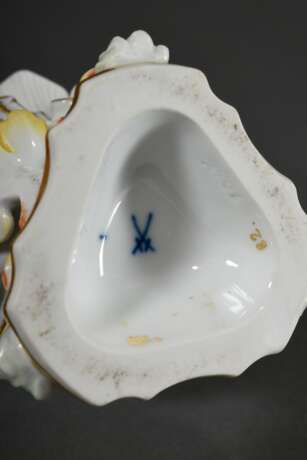 Meissen Saliere aus dem Schwanenservice mit muschelförmiger Schale auf drei plastischen „Delphinen“, polychrom und gold staffiert, 20.Jh., Modelnr.. 80544, Bossiernr.: 104, Jahreszeichen: 1985, Malernr.: 82, H. 11,2cm - фото 4