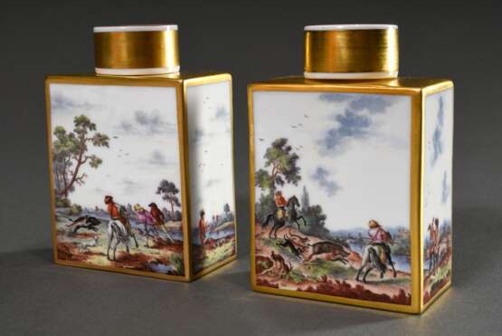 Paar Meissen Teedosen mit polychromer Malerei „Jäger in Landschaft“ nach Vorbild Philip Wouwerman, Goldstaffage, 20.Jh., Modellnr.: 52868, Bossiernr.: 93, Jahreszeichen: 1978, 10,2x6,8x4,8cm - Foto 2