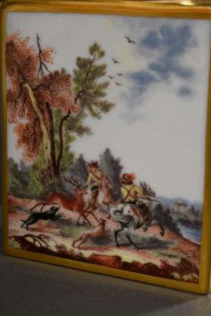 Paar Meissen Teedosen mit polychromer Malerei „Jäger in Landschaft“ nach Vorbild Philip Wouwerman, Goldstaffage, 20.Jh., Modellnr.: 52868, Bossiernr.: 93, Jahreszeichen: 1978, 10,2x6,8x4,8cm - Foto 3