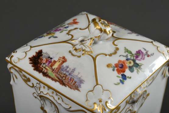 Eckige Meissen Teedose mit polychromer Malerei „Kauffahrteiszenen“ und vergoldetem Rocaille-Relief, 20.Jh., Modellnr.: 52866, Bossiernr.: 143, Jahreszeichen unleserlich, Dekornr.: 280990, 16x10x10cm - Foto 4