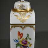 Kleine Meissen Teedose mit polychromer Malerei „Reiterszene“ und Goldstaffage, Modellnr.: 52860, 9,2x6,2x4cm - Foto 3