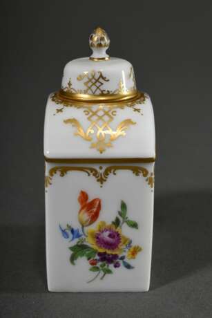 Kleine Meissen Teedose mit polychromer Malerei „Reiterszene“ und Goldstaffage, Modellnr.: 52860, 9,2x6,2x4cm - Foto 3