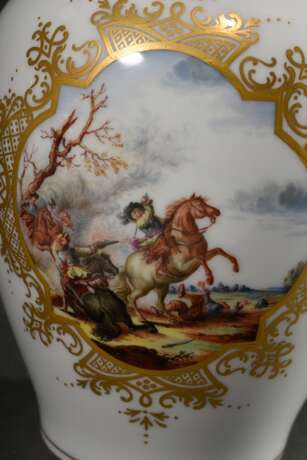 Meissen Deckelvase in Balusterform mit polychromer Malerei „Reitergefecht“ nach holländischem Vorbild in reich dekorierter Goldkartusche, Modellnr.: 51087, Bossiernr.: 24, Jahreszeichen: 1980, H. 23cm - photo 3