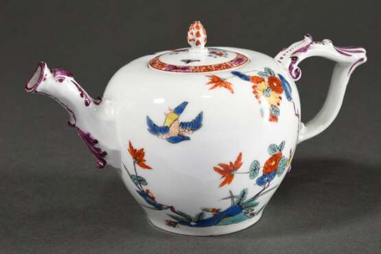 Kleine Meissen Teekanne mit Kakiemon Dekor "Vogel und Blütenzweig" in Eisenrot, Überglasurblau, Seegrün, Gelb und Schwarz, Fabeltier Tülle und geschweifter Griff mit Purpur staffiert, um 1740, H. 10cm, Glasurfehler auf der Schulter, lei… - photo 1