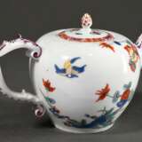 Kleine Meissen Teekanne mit Kakiemon Dekor "Vogel und Blütenzweig" in Eisenrot, Überglasurblau, Seegrün, Gelb und Schwarz, Fabeltier Tülle und geschweifter Griff mit Purpur staffiert, um 1740, H. 10cm, Glasurfehler auf der Schulter, lei… - photo 2