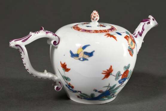 Kleine Meissen Teekanne mit Kakiemon Dekor "Vogel und Blütenzweig" in Eisenrot, Überglasurblau, Seegrün, Gelb und Schwarz, Fabeltier Tülle und geschweifter Griff mit Purpur staffiert, um 1740, H. 10cm, Glasurfehler auf der Schulter, lei… - photo 2