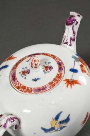 Kleine Meissen Teekanne mit Kakiemon Dekor "Vogel und Blütenzweig" in Eisenrot, Überglasurblau, Seegrün, Gelb und Schwarz, Fabeltier Tülle und geschweifter Griff mit Purpur staffiert, um 1740, H. 10cm, Glasurfehler auf der Schulter, lei… - photo 3