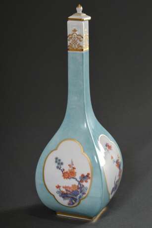 Meissen Vierkant Sakeflasche nach asiatischem Vorbild mit polychromem Kakiemon Dekor in Vierpass-Kartuschen und Goldstaffage auf türkisem Fond, 20.Jh., Modellnr.: 51059, Jahreszeichen unleserlich, Dekornr.: 574290, Malernr.: 61, H. 23,5cm - Foto 1