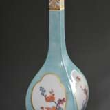 Meissen Vierkant Sakeflasche nach asiatischem Vorbild mit polychromem Kakiemon Dekor in Vierpass-Kartuschen und Goldstaffage auf türkisem Fond, 20.Jh., Modellnr.: 51059, Jahreszeichen unleserlich, Dekornr.: 574290, Malernr.: 61, H. 23,5cm - Foto 1