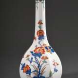 Meissen Achtkant Sakeflasche nach asiatischem Vorbild mit polychromem Imari Dekor und Goldstaffage auf weißem Fond, Modellnr.: 51056, Bossiernr.: 13, Jahreszeichen: 1978, Malernr. unleserlich, H. 24cm - Foto 1