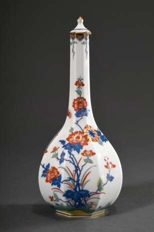 Meissen Achtkant Sakeflasche nach asiatischem Vorbild mit polychromem Imari Dekor und Goldstaffage auf weißem Fond, Modellnr.: 51056, Bossiernr.: 13, Jahreszeichen: 1978, Malernr. unleserlich, H. 24cm - Foto 1