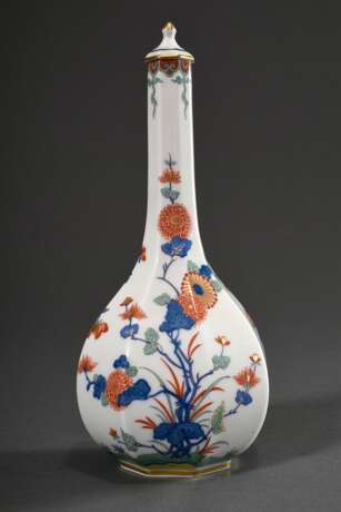 Meissen Achtkant Sakeflasche nach asiatischem Vorbild mit polychromem Imari Dekor und Goldstaffage auf weißem Fond, Modellnr.: 51056, Bossiernr.: 13, Jahreszeichen: 1978, Malernr. unleserlich, H. 24cm - Foto 2