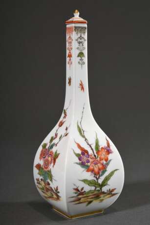 Meissen Vierkant Sakeflasche nach asiatischem Vorbild mit polychromem Kakiemon Dekor „Blütenranken“ auf weißem Fond, 20.Jh., Modellnr.: 51059, Bossiernr.: 71, Jahreszeichen: 1978, Dekornr.: 576310, Malernnr. 60, H. 23,5cm - Foto 1