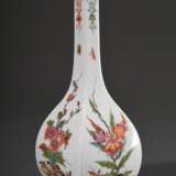 Meissen Vierkant Sakeflasche nach asiatischem Vorbild mit polychromem Kakiemon Dekor „Blütenranken“ auf weißem Fond, 20.Jh., Modellnr.: 51059, Bossiernr.: 71, Jahreszeichen: 1978, Dekornr.: 576310, Malernnr. 60, H. 23,5cm - Foto 2