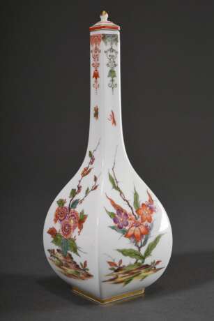 Meissen Vierkant Sakeflasche nach asiatischem Vorbild mit polychromem Kakiemon Dekor „Blütenranken“ auf weißem Fond, 20.Jh., Modellnr.: 51059, Bossiernr.: 71, Jahreszeichen: 1978, Dekornr.: 576310, Malernnr. 60, H. 23,5cm - Foto 2