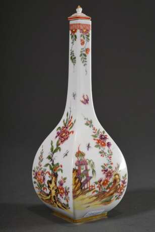 Meissen Vierkant Sakeflasche nach asiatischem Vorbild mit polychromem Kakiemon Dekor „Blütenranken und Pagoden“ auf weißem Fond, 20.Jh., Modellnr.: 51059, Dekornr.: 576410, Malernr.: 34, H. 23,5cm - Foto 1