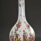 Meissen Vierkant Sakeflasche nach asiatischem Vorbild mit polychromem Kakiemon Dekor „Blütenranken und Pagoden“ auf weißem Fond, 20.Jh., Modellnr.: 51059, Dekornr.: 576410, Malernr.: 34, H. 23,5cm - Foto 2