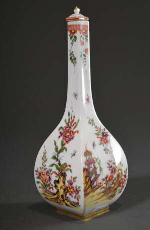 Meissen Vierkant Sakeflasche nach asiatischem Vorbild mit polychromem Kakiemon Dekor „Blütenranken und Pagoden“ auf weißem Fond, 20.Jh., Modellnr.: 51059, Dekornr.: 576410, Malernr.: 34, H. 23,5cm - Foto 2