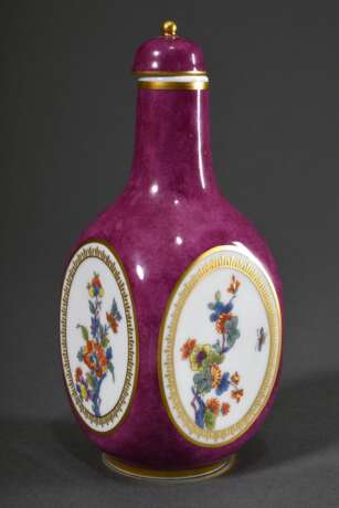 Meissen Vierkant Sakeflasche nach asiatischem Vorbild mit polychromem Kakiemon Dekor in ovalen Kartuschen und Goldstaffage auf purpurfarben jaspiertem Fond, Modelnr.: 51058, Bossiernr. unleserlich, Jahreszeichen: 1976, Dekornr.: 574590, Malernr.: 21,… - Foto 1