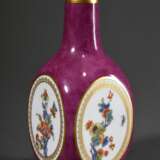 Meissen Vierkant Sakeflasche nach asiatischem Vorbild mit polychromem Kakiemon Dekor in ovalen Kartuschen und Goldstaffage auf purpurfarben jaspiertem Fond, Modelnr.: 51058, Bossiernr. unleserlich, Jahreszeichen: 1976, Dekornr.: 574590, Malernr.: 21,… - Foto 1