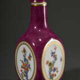 Meissen Vierkant Sakeflasche nach asiatischem Vorbild mit polychromem Kakiemon Dekor in ovalen Kartuschen und Goldstaffage auf purpurfarben jaspiertem Fond, Modelnr.: 51058, Bossiernr. unleserlich, Jahreszeichen: 1976, Dekornr.: 574590, Malernr.: 21,… - Foto 2