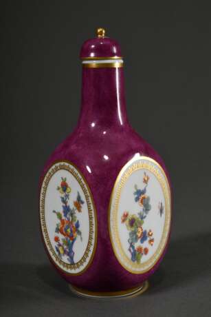 Meissen Vierkant Sakeflasche nach asiatischem Vorbild mit polychromem Kakiemon Dekor in ovalen Kartuschen und Goldstaffage auf purpurfarben jaspiertem Fond, Modelnr.: 51058, Bossiernr. unleserlich, Jahreszeichen: 1976, Dekornr.: 574590, Malernr.: 21,… - Foto 2