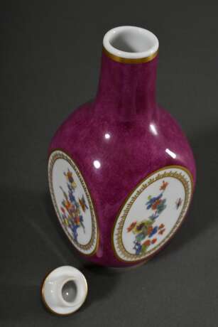 Meissen Vierkant Sakeflasche nach asiatischem Vorbild mit polychromem Kakiemon Dekor in ovalen Kartuschen und Goldstaffage auf purpurfarben jaspiertem Fond, Modelnr.: 51058, Bossiernr. unleserlich, Jahreszeichen: 1976, Dekornr.: 574590, Malernr.: 21,… - Foto 3