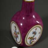 Meissen Vierkant Sakeflasche nach asiatischem Vorbild mit polychromem Kakiemon Dekor in ovalen Kartuschen und Goldstaffage auf purpurfarben jaspiertem Fond, Modelnr.: 51058, Bossiernr. unleserlich, Jahreszeichen: 1976, Dekornr.: 574590, Malernr.: 21,… - Foto 3