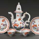 3 Teile Meissen Tête-a-Tête mit polychromem Kakiemon Dekor, Entw.: Johann Joachim Kändler, um 1735: Kanne mit Fabeltierausghuss (Bossiernr.: 23, Jahreszeichen: 1979, Dekornr.: 572291, Malernr.: 60, H. 21,5cm) und 2 Koppchen/UT (Modellnr: 692, Boss… - фото 1