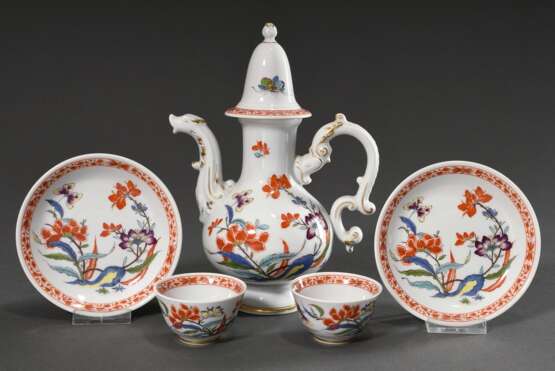 3 Teile Meissen Tête-a-Tête mit polychromem Kakiemon Dekor, Entw.: Johann Joachim Kändler, um 1735: Kanne mit Fabeltierausghuss (Bossiernr.: 23, Jahreszeichen: 1979, Dekornr.: 572291, Malernr.: 60, H. 21,5cm) und 2 Koppchen/UT (Modellnr: 692, Boss… - фото 1