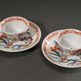 3 Teile Meissen Tête-a-Tête mit polychromem Kakiemon Dekor, Entw.: Johann Joachim Kändler, um 1735: Kanne mit Fabeltierausghuss (Bossiernr.: 23, Jahreszeichen: 1979, Dekornr.: 572291, Malernr.: 60, H. 21,5cm) und 2 Koppchen/UT (Modellnr: 692, Boss… - фото 2