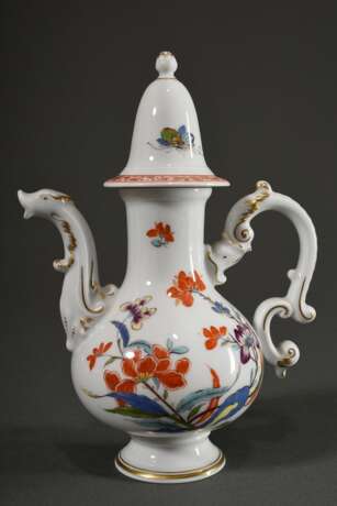 3 Teile Meissen Tête-a-Tête mit polychromem Kakiemon Dekor, Entw.: Johann Joachim Kändler, um 1735: Kanne mit Fabeltierausghuss (Bossiernr.: 23, Jahreszeichen: 1979, Dekornr.: 572291, Malernr.: 60, H. 21,5cm) und 2 Koppchen/UT (Modellnr: 692, Boss… - фото 4