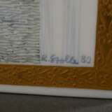Bemalte Unikat Meissen Wandplatte „Schwertlilie auf Fensterbank vor Seelandschaft“ mit Goldstaffage, u.l. sign./dat. „Rudi Stolle 80“, auf Holzplatte moniert, in der Metallaufhängung gepunzte Unikatnummer 62/80, 36,9x17,5cm - photo 3