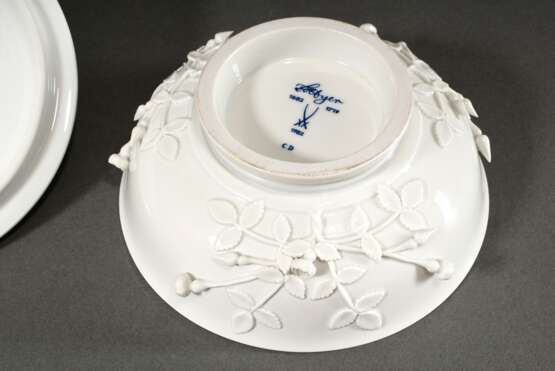 Meissen Weißporzellan Deckelschale mit plastischen Blüten, Edition von 1982, Jubiläumsmarke von Johann Friedrich Böttger 1682-1719, H. 22,5cm - photo 4