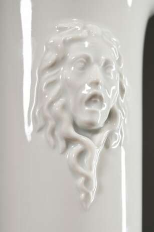 Meissen Weißporzellan Vase mit plastischem "Medusenhaupt", Entw.: Johann Jacob Irminger, Edition von 1982, Jubiläumsmarke von Johann Friedrich Böttger 1682-1719, H. 18,5cm, Glasur fleckig - Foto 3