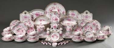 64 Teile Meissen Frühstücksservice „Indisch Pupur“ mit Goldstaffage, 20. Jh., bestehend aus: 1 runden Kuchenplatte (Ø 28cm), 2 kl. eckigen Kuchenplatten (28,8x14,7cm), 1 Gebäckplatte mit Schleifen (39,8x28,5cm), 1 Gebäckplatte mit Henkeln (3…