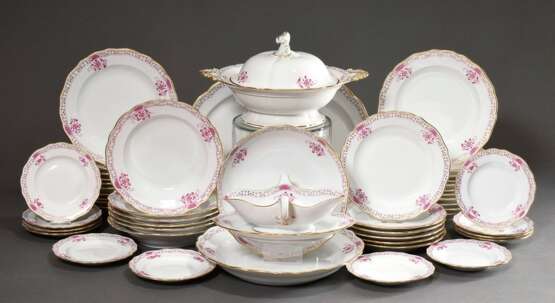 50 Teile Meissen Speiseservice "Indisch Purpur", einfache Malerei mit Goldstaffage, um 1900, bestehend aus: 21 flache Teller (Ø 24,5cm), 6 tiefe Teller (Ø 23cm), 6 kleine Teller (Ø 21,5cm), 12 Brotteller (Ø 15,5cm), 1 runde Deckelterrin… - photo 1