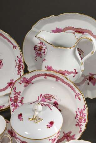 17 Teile Meissen Kaffeeservice "Purpur Hofdrache" mit Goldstaffage, um 1900, bestehend aus: 7 Teller (Ø 17cm), 7 Tassen/UT (H. 6cm), 2 Teile Zuckerdose und Rahmkännchen (H. 13/11cm) und 1 ovales Tablett (22x26cm), Goldrand min berieben, R… - photo 4