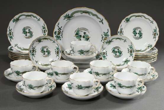 21 Teile Meissen Kaffeeservice „Grüner Hofdrache“ mit Goldstaffage, nach 1950, bestehend aus: 12 Teller (Ø 17,5cm), 8 Tassen/12UT (H. 6,5cm) und 1 Kuchenteller (Ø 24,5cm, 2 Schleiffstr.) - Foto 1