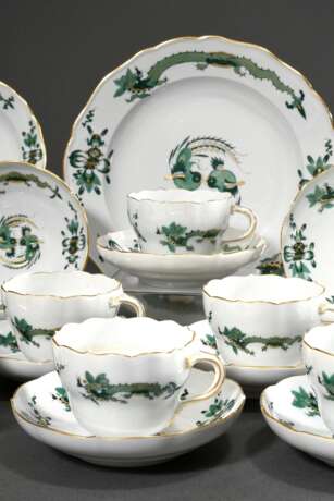 21 Teile Meissen Kaffeeservice „Grüner Hofdrache“ mit Goldstaffage, nach 1950, bestehend aus: 12 Teller (Ø 17,5cm), 8 Tassen/12UT (H. 6,5cm) und 1 Kuchenteller (Ø 24,5cm, 2 Schleiffstr.) - фото 2